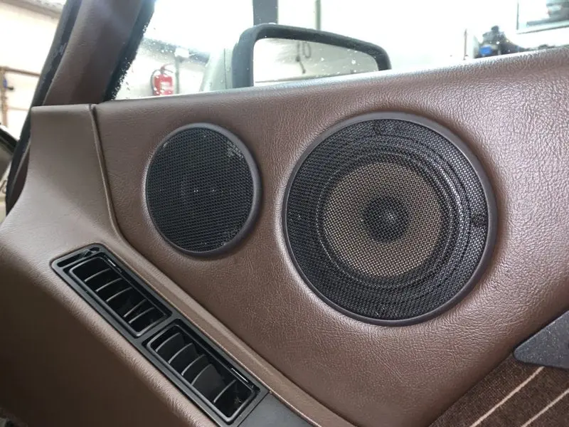 928 555 691 00 01C - Pair Of 4" Door Speaker Surround And Grill - 89 To 95 - Aftermarket 1