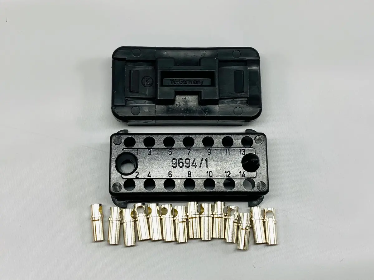 911 612 115 02 - 14 Pin Engine Connector - Female - Bottom 1