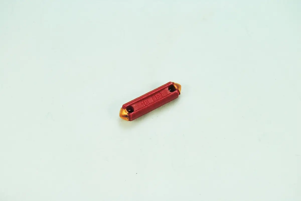 N 017 121 4 - 16 Amp Fuse - Ceramic Gbc Style Bullet 1